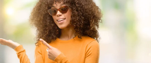 African American Vrouw Het Dragen Van Een Orage Trui Erg — Stockfoto