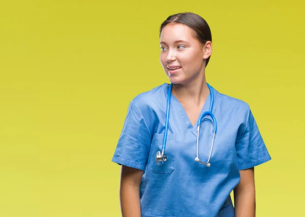 Unga Kaukasiska Läkare Kvinna Bär Medicinsk Uniform Över Isolerade Bakgrunden — Stockfoto