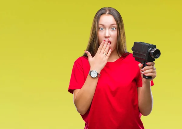 Junge Schöne Kaukasische Frau Filmt Mit Vintage Videokamera Über Isoliertem — Stockfoto