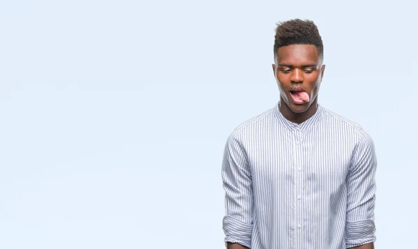 舌を付着分離の背景の上の若いアフリカ系アメリカ人を面白い表現に満足 感情の概念 — ストック写真