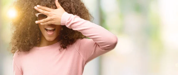 Mujer Afroamericana Con Gafas Sol Rosadas Asomándose Con Mano Cubriendo — Foto de Stock