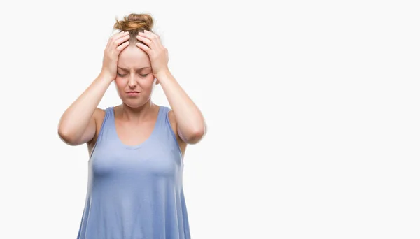 痛みや片頭痛のために必死に頭痛やストレスに苦しんで若いブロンドの女性 手を頭に — ストック写真