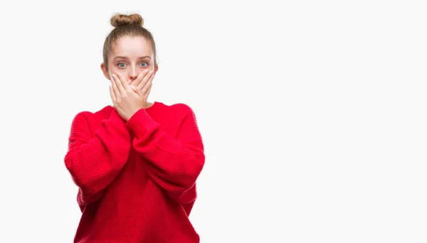 Giovane Donna Bionda Che Indossa Panino Maglione Rosso Scioccato Copertura — Foto Stock