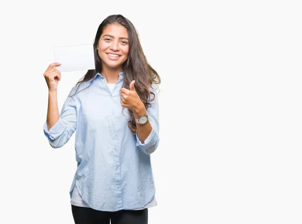 笑顔の サイン 優秀な兆候を親指をやって幸せな孤立した背景に空白カードを保持若いアラブ女性 — ストック写真