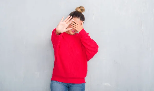 Junge Erwachsene Frau Über Grauer Grunge Wand Winterlichem Outfit Das — Stockfoto