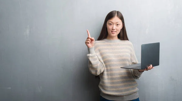 아이디어 가리키는 손가락 컴퓨터 노트북을 — 스톡 사진