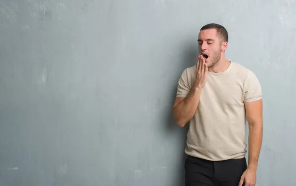 Giovane Uomo Caucasico Sulla Parete Grigia Grunge Annoiato Sbadigliando Bocca — Foto Stock