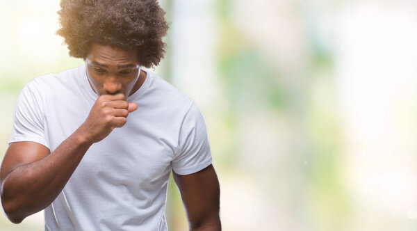 Афроамериканец на изолированном фоне чувствует себя нездоровым и кашляет как симптом простуды или бронхита. Концепция здравоохранения
.