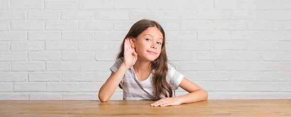 Jonge Latino Jongen Zittend Tafel Thuis Glimlachend Met Hand Oor — Stockfoto