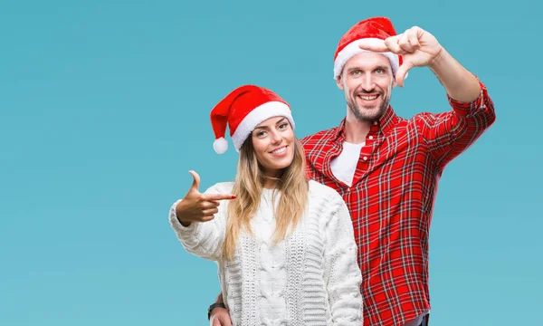 Giovane Coppia Innamorata Indossa Cappello Natale Sfondo Isolato Sorridente Rendendo — Foto Stock