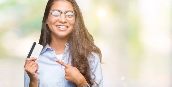 Jonge Arabische Vrouw Creditcard Bedrijf Geïsoleerde Achtergrond Erg Blij Met — Stockfoto