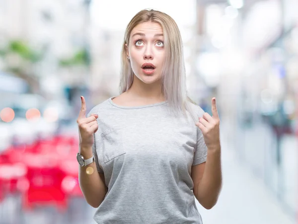 Unga Blonda Kvinnan Över Isolerade Bakgrund Förvånad Och Överraskad Tittar — Stockfoto