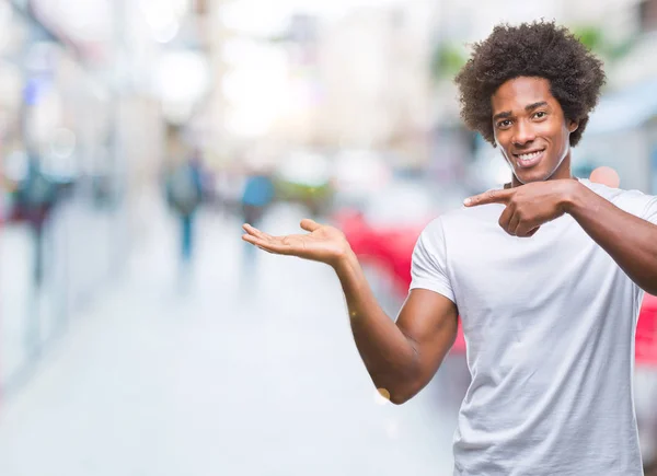 Afro Americano Uomo Sfondo Isolato Stupito Sorridente Alla Fotocamera Mentre — Foto Stock