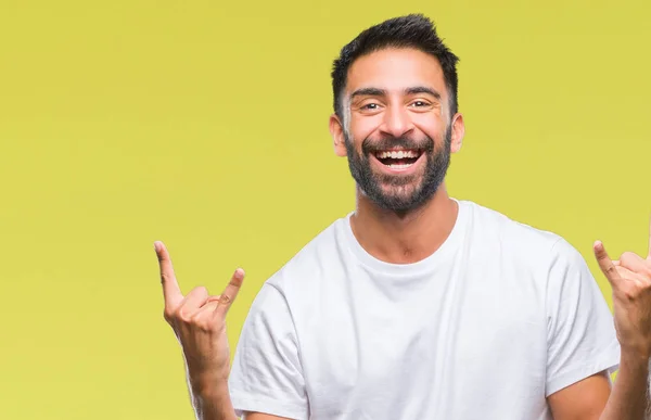 Erwachsener Hispanischer Mann Über Isoliertem Hintergrund Der Mit Verrücktem Gesichtsausdruck — Stockfoto
