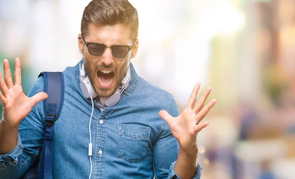 Jonge Knappe Toeristische Man Met Hoofdtelefoon Rugzak Geïsoleerd Achtergrond Vieren — Stockfoto