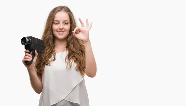 Joven Mujer Rubia Sosteniendo Super Cámara Vídeo Haciendo Signo Con — Foto de Stock