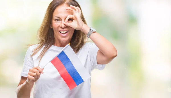 Латиноамериканка Средних Лет Держащая Флаг России Изолированном Фоне Счастливым Лицом — стоковое фото