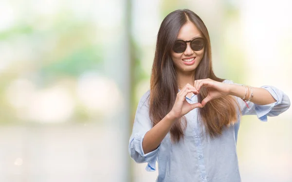 Junge Asiatische Frau Mit Sonnenbrille Über Isoliertem Hintergrund Die Verliebt — Stockfoto