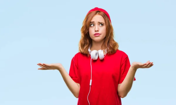 Junge Schöne Hipster Frau Über Isoliertem Hintergrund Mit Kopfhörern Und — Stockfoto