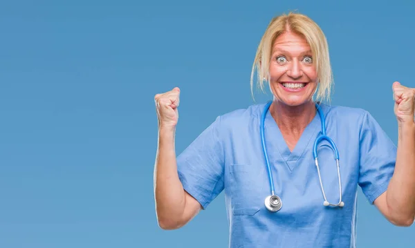 Blonde Krankenschwester Mittleren Alters Chirurgin Ärztin Mit Isoliertem Hintergrund Feiert — Stockfoto