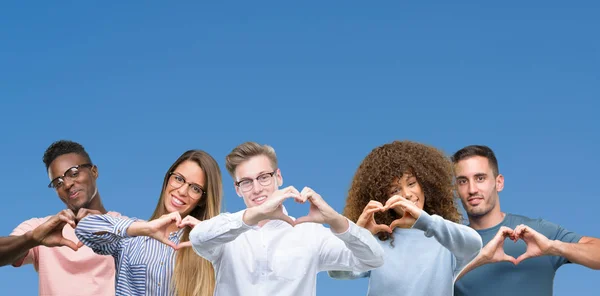 Sammansättning Gruppen Vänner Över Blå Blackground Leende Kärlek Visar Hjärtsymbolen — Stockfoto