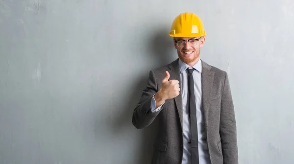 Jovem Ruivo Vestindo Roupa Arquiteto Helment Feliz Com Grande Sorriso — Fotografia de Stock