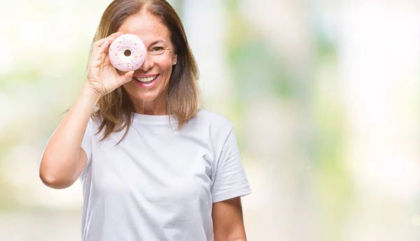 Hispanische Frau Mittleren Alters Isst Rosa Donut Über Isoliertem Hintergrund — Stockfoto