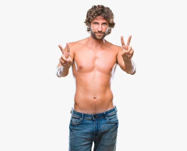 Yakışıklı Spanyol Modeli Adam Seksi Gömleksiz Zafer Işareti Yapıyor Parmak — Stok fotoğraf