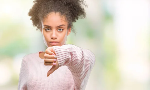 Jonge Afro Amerikaanse Vrouw Winter Trui Dragen Geïsoleerde Achtergrond Zoek — Stockfoto