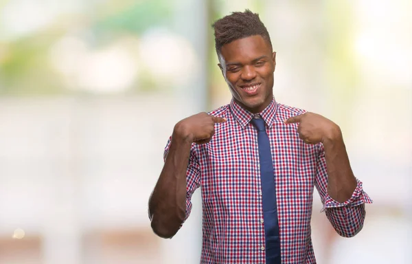 Unga Afroamerikanska Affärsman Över Isolerade Bakgrund Ser Självsäker Med Leende — Stockfoto