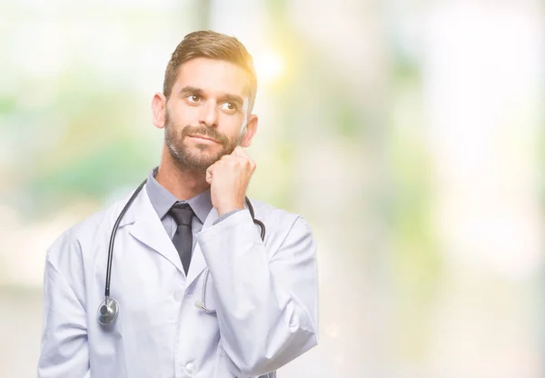 Homem Médico Bonito Jovem Sobre Fundo Isolado Com Mão Queixo — Fotografia de Stock