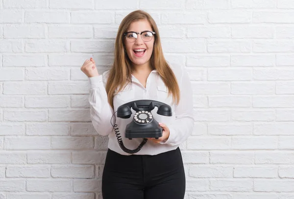 Junge Erwachsene Frau Über Weiße Backsteinmauer Hält Alte Telefon Schreiend — Stockfoto