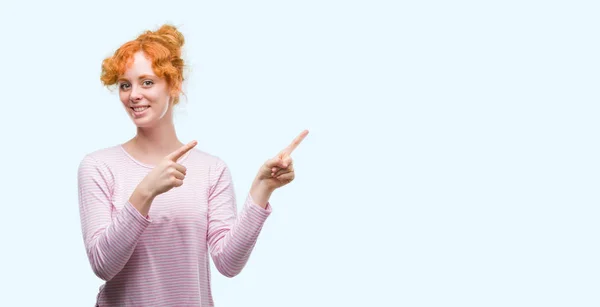 Mulher Ruiva Jovem Sorrindo Olhando Para Câmera Apontando Com Duas — Fotografia de Stock