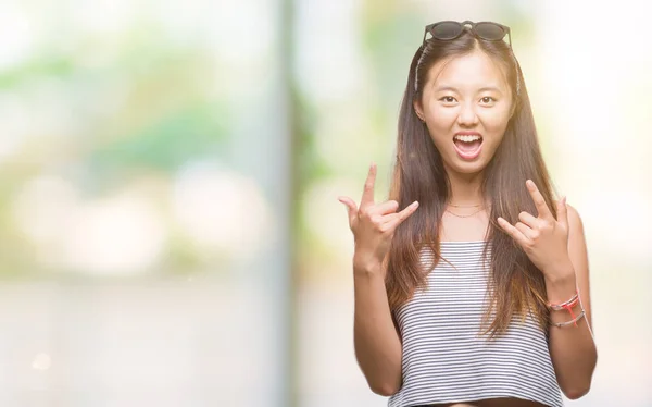 Junge Asiatische Frau Mit Sonnenbrille Über Isoliertem Hintergrund Schreit Mit — Stockfoto