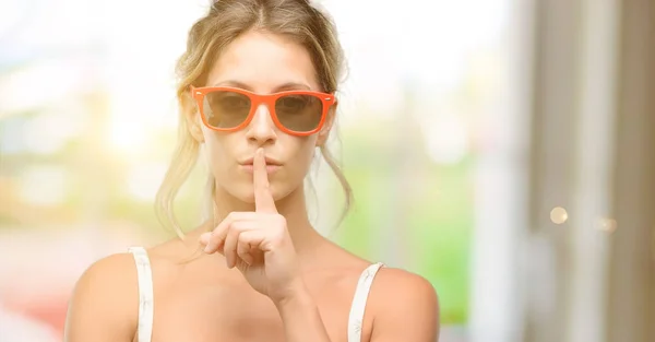 Joven Hermosa Mujer Con Gafas Sol Rojas Con Dedo Índice — Foto de Stock