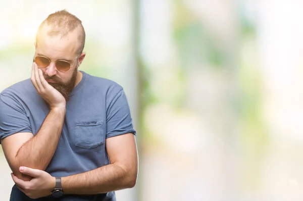 Giovane Uomo Hipster Caucasico Indossa Occhiali Sole Sfondo Isolato Pensando — Foto Stock