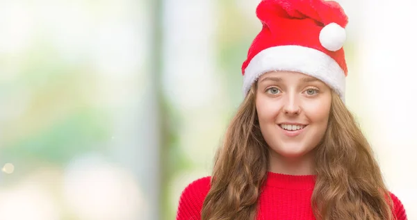 Unga Blonda Kvinnan Bär Jultomten Hatt Med Ett Glatt Ansikte — Stockfoto