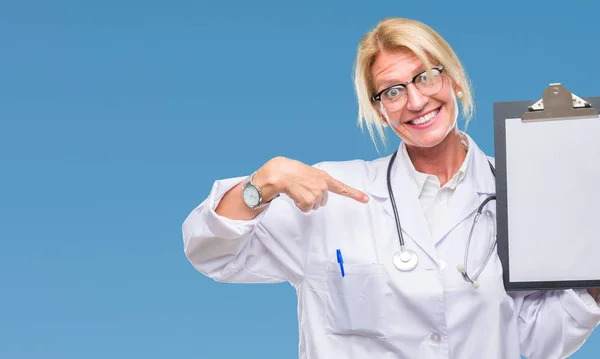 Edad Media Rubia Médico Mujer Sosteniendo Portapapeles Sobre Fondo Aislado — Foto de Stock