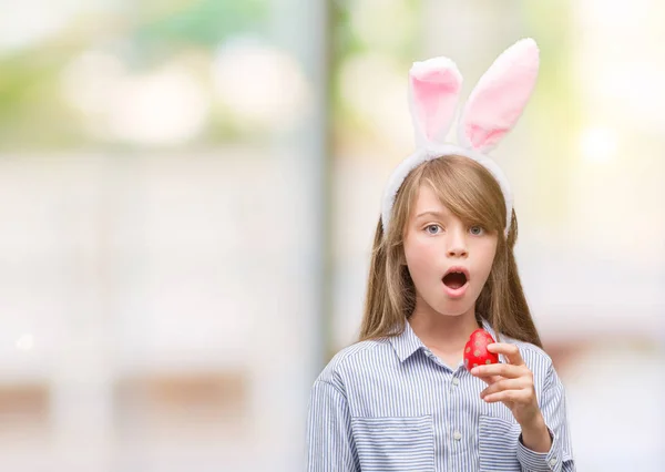 Mladá Blondýna Dítě Nosí Velikonoční Zajíček Uši Strach Šoku Tváří — Stock fotografie