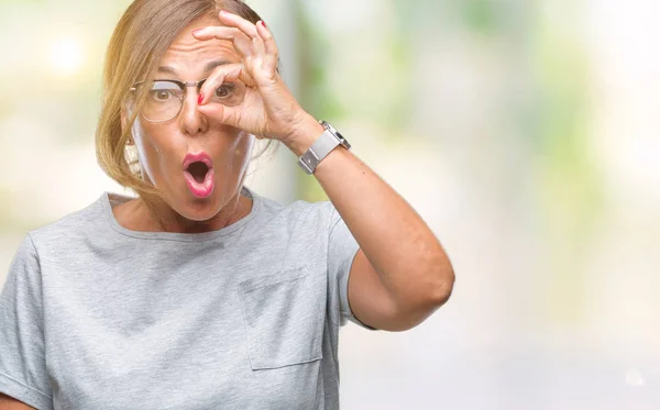 Ältere Hispanische Frau Mittleren Alters Mit Brille Vor Isoliertem Hintergrund — Stockfoto