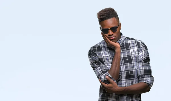 Afro Amerikai Fiatalember Napszemüveget Visel Mint Elszigetelt Háttér Gondolkodás Látszó — Stock Fotó