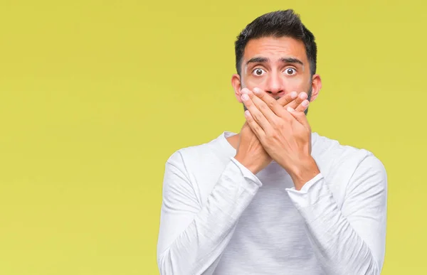 Erwachsener Hispanischer Mann Mit Isoliertem Hintergrund Schockiert Mund Mit Händen — Stockfoto