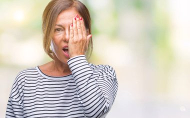 Orta yaş bir göz ile yüz ve sürpriz duygu kendinden emin gülümseme ile el kapsayan izole arka plan üzerine İspanyol kadın kıdemli.