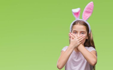 Paskalya tavşan kulakları üzerinde giyen genç güzel kız arka plan ağız hata için elleriyle kapsayan şok izole. Gizli kavramı.