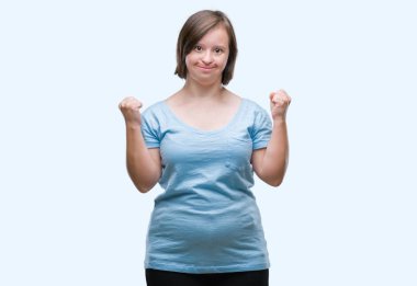 Gülümseyen ve başarı için çığlık Genç Yetişkin kadın izole arka plan çok mutlu ve heyecanlı kaldırdı, silah ile kazanan jest yapıyor üzerinde down sendromlu. Kutlama kavramı.