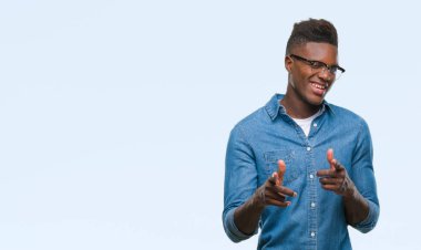 Afrikalı-Amerikalı genç fotoğraf makinesi ile mutlu ve komik yüz için parmakları işaret izole arka plan üzerinde. İyi enerji ve vibes.