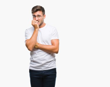 Genç yakışıklı adam stresli ve gergin ile izole arka plan üzerinde gözlük takan tırnak ısırma dudaklarından eller. Anksiyete sorunu.