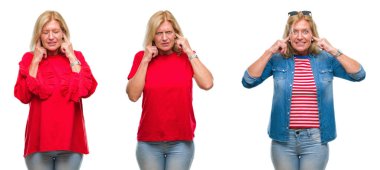 Yüksek sesle müzik gürültü rahatsız ifade parmaklarıyla kulaklarıyla kapsayan beyaz izole backgroud güzel orta yaş sarışın kadın kolaj. Sağır kavramı.