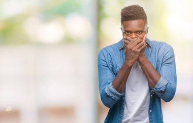 Afrikalı-Amerikalı genç izole arka plan ağız hata için elleriyle kapsayan şok içinde. Gizli kavramı.