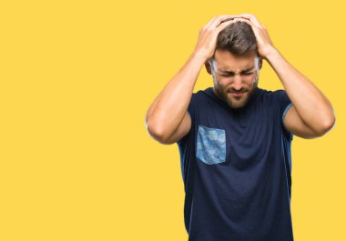 Yakışıklı delikanlı çünkü umutsuz ve stresli baş ağrısı acı izole arka plan üzerinde ağrı ve migren. Ellerini kafasına.